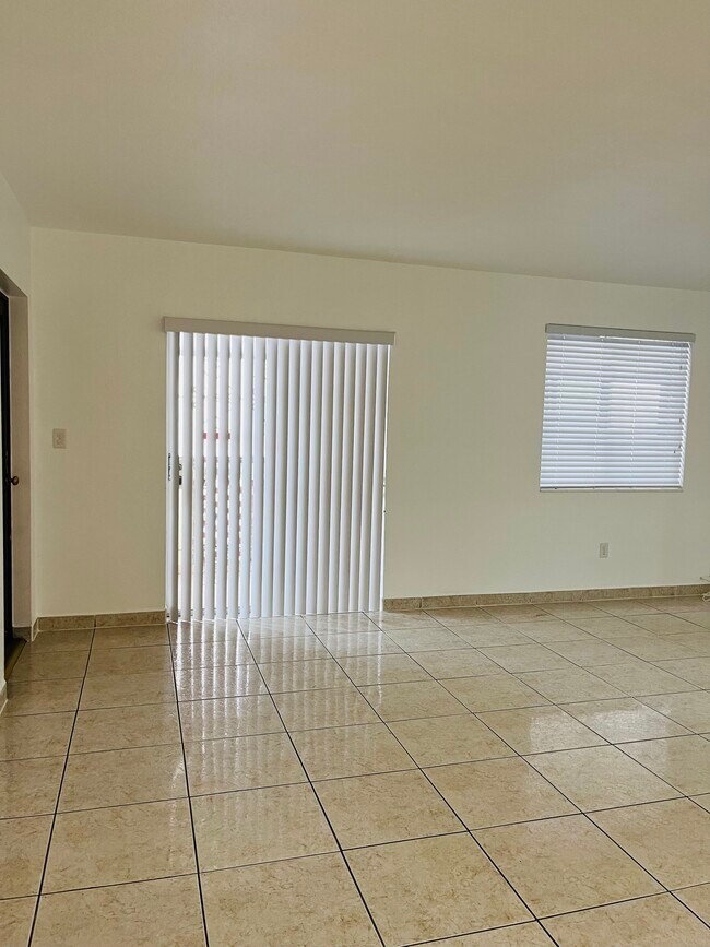 Living room - 415 E 10th St