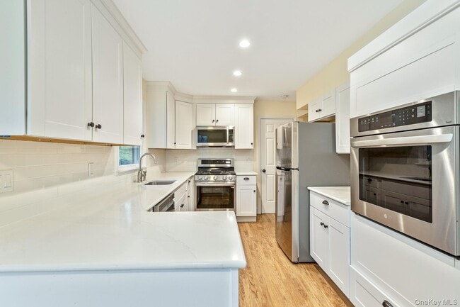 Building Photo - 451 River Rd