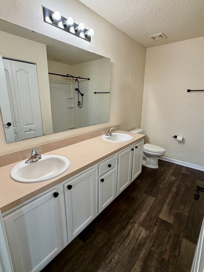 Building Photo - 3/2 GREAT location