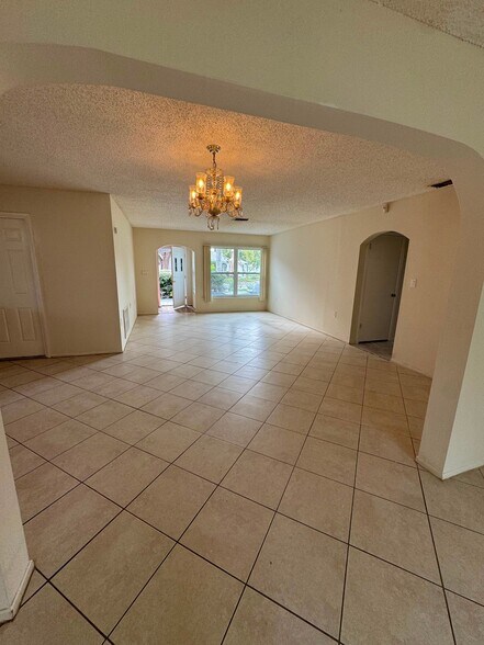 Building Photo - 9945 Woodridge Ct
