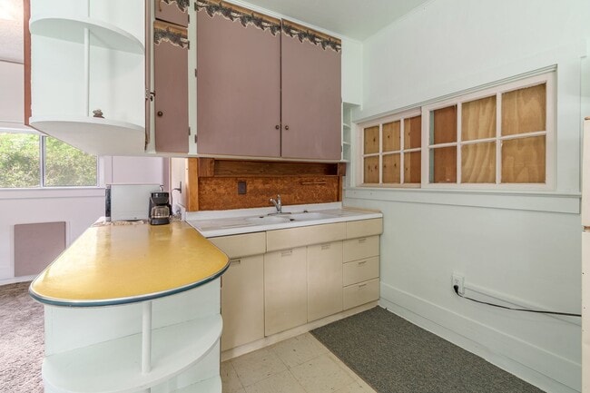 Building Photo - Home for Rent in Roseburg