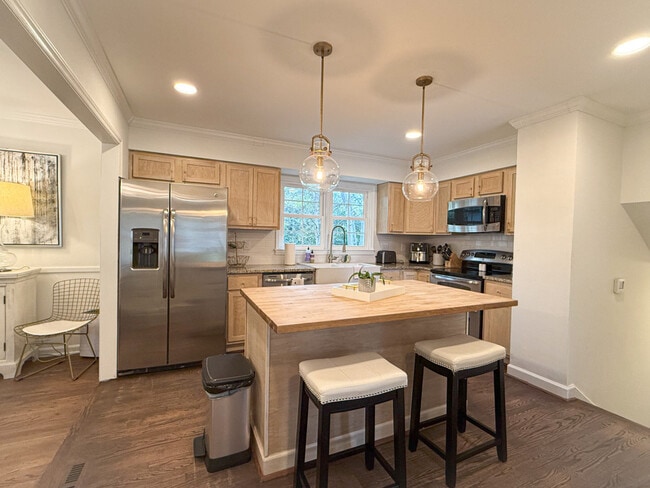 Building Photo - 7601 Bedfordshire Dr