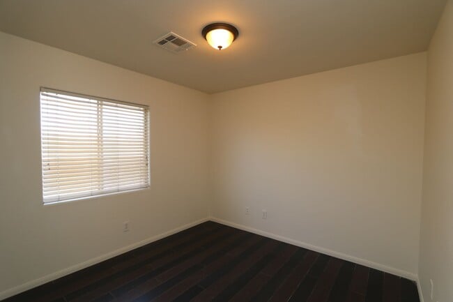 Building Photo - Cozy 3 bedrooms
