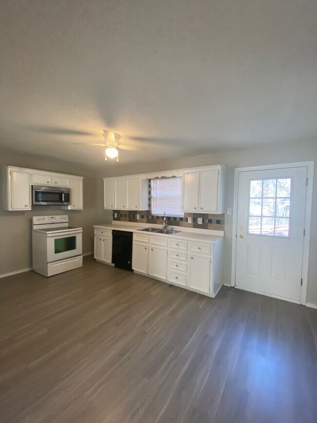 Building Photo - 128 Pierce Dr
