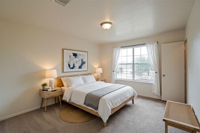 Building Photo - 714 Lavaca Loop