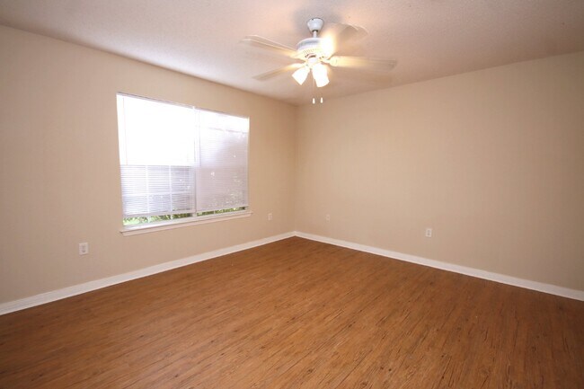 Building Photo - 3BR/2BA Home Near UWF – Wood-Look Flooring, Galley Kitchen, Pet Friendly!