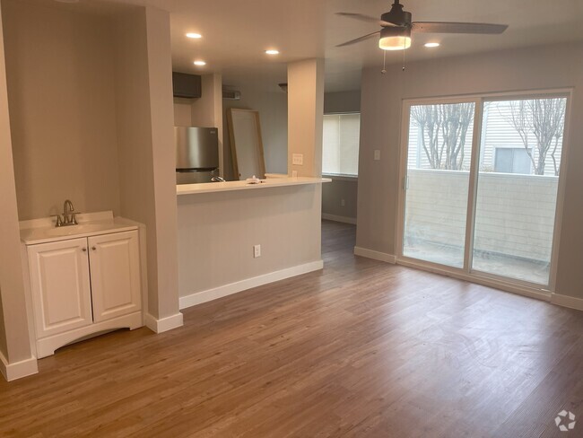 Building Photo - 7431 Holly Hill Dr