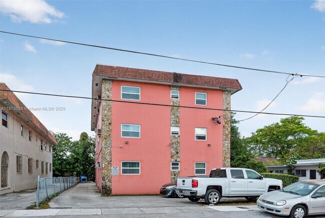 Building Photo - 458 SW 9th St