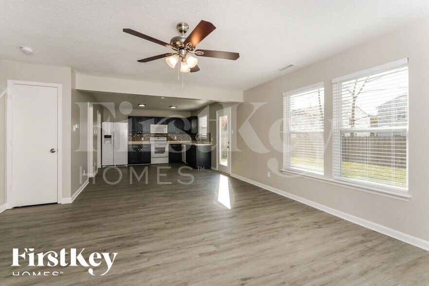 Building Photo - 8211 S Shady Trail Dr