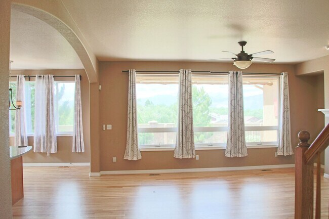 Building Photo - Gorgeous Mountain Views in Great School Di...