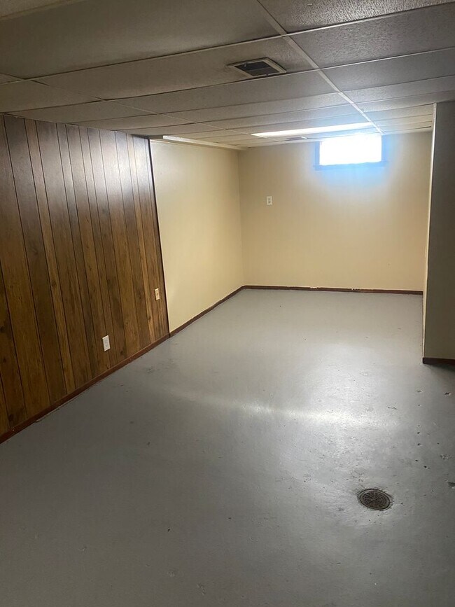 Building Photo - 3 bedroom 2 bath bungalow with finished basement