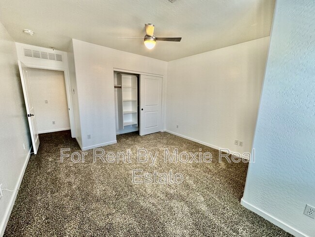 Building Photo - 330 S Farmer Ave