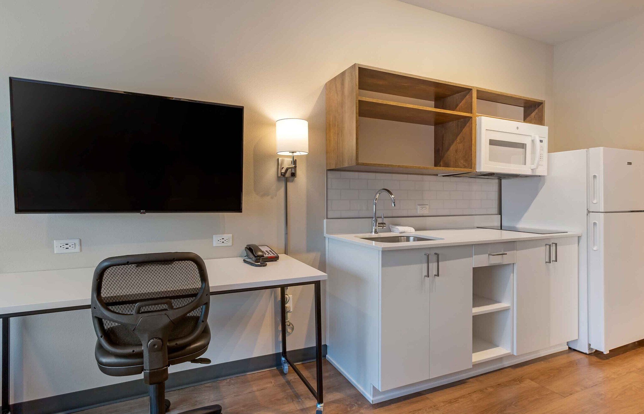 Building Photo - Furnished Studio-Chandler