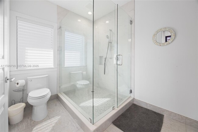 Building Photo - 513 Palm Dr