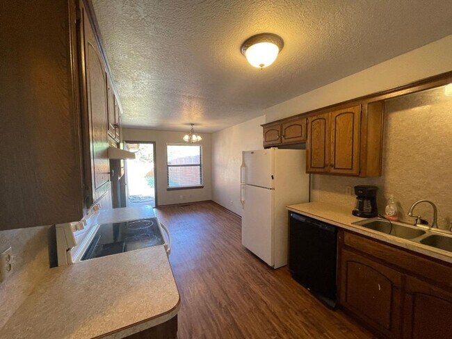 Building Photo - 221 Skylark Ct