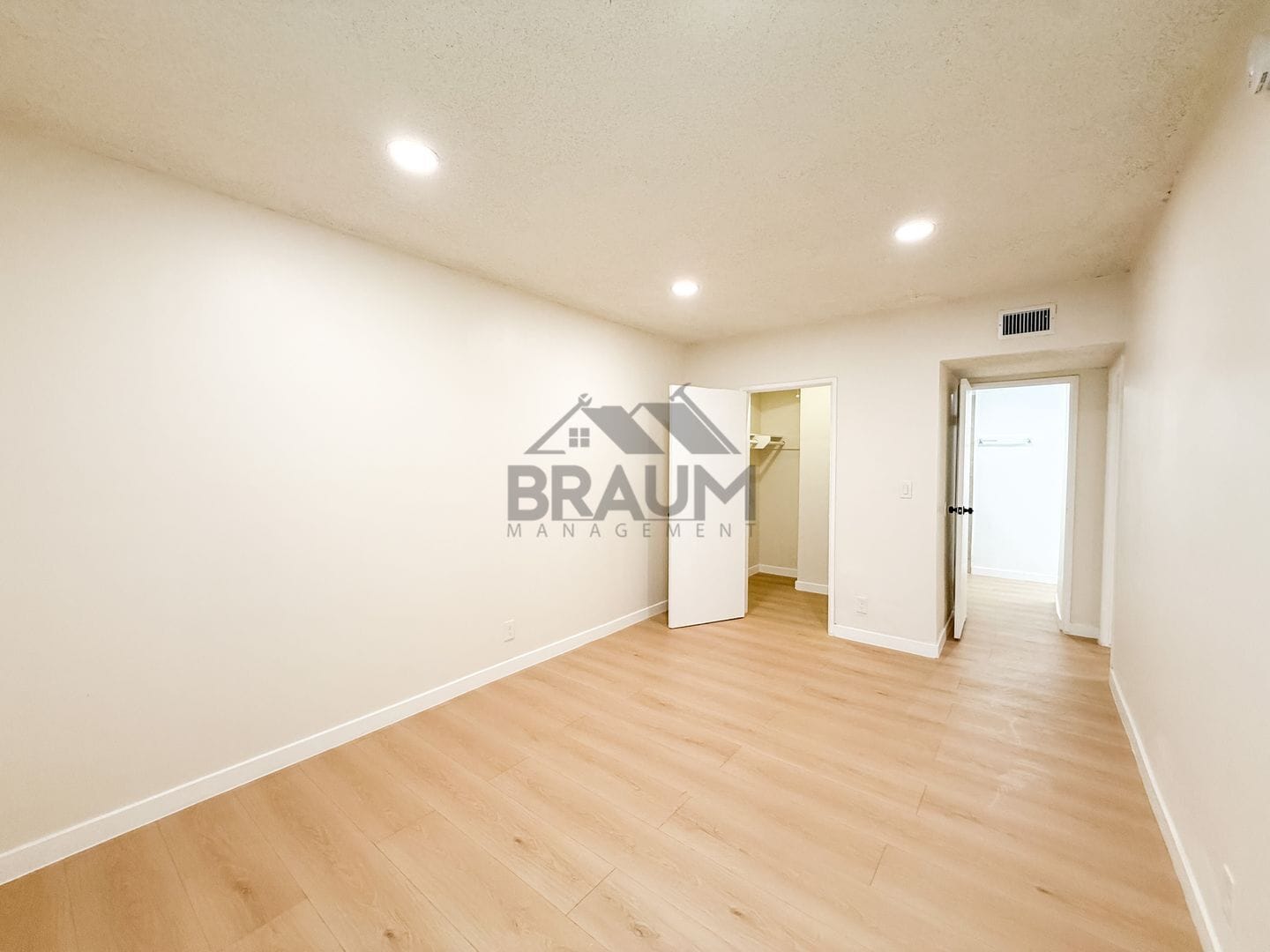 Building Photo - 5252 Hermitage Ave