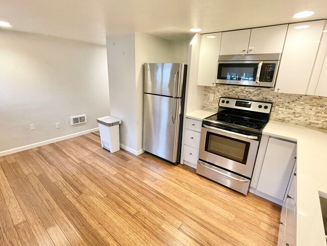 Building Photo - Beautiful One Bedroom Condo in Queen Anne