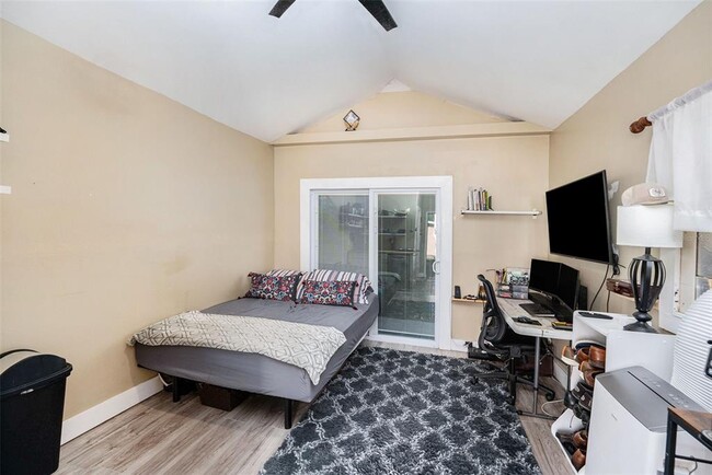 Building Photo - 2024 Oakdale Way