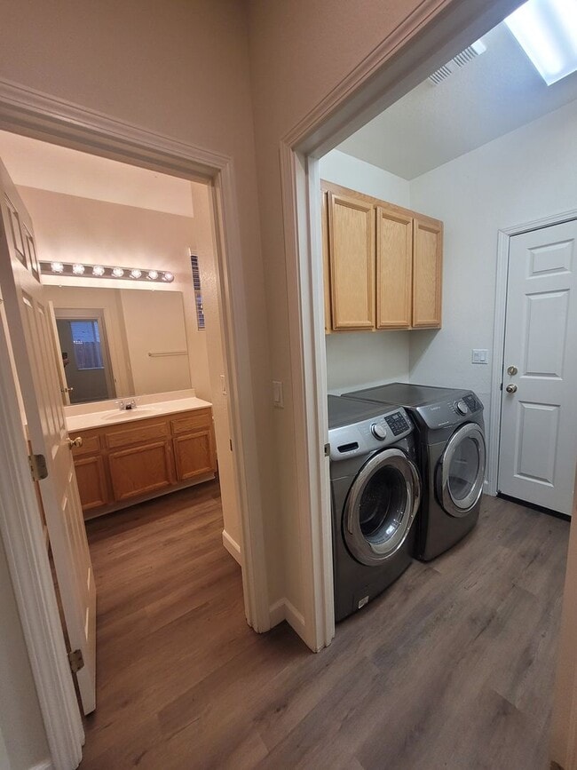 Building Photo - Beautiful Natomas area home on corner lot