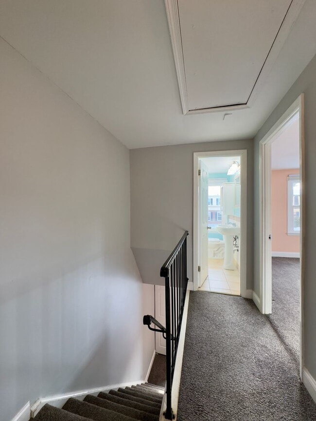 Building Photo - Charming 3Bed/1.5Bath Townhouse in Carney