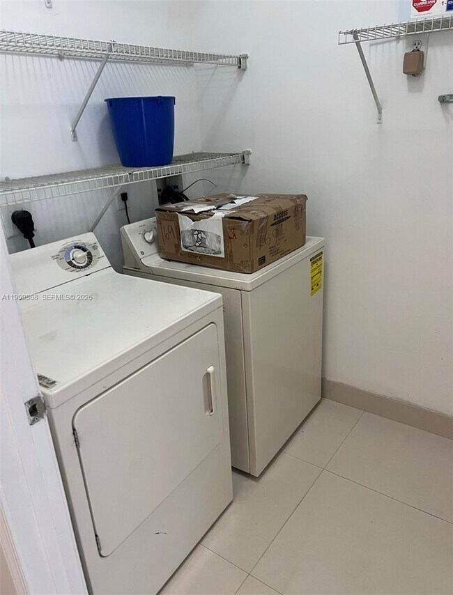 Building Photo - 4702 SW 160th Ave