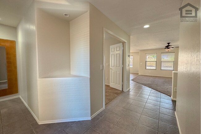 Building Photo - 3Bed/2Bath House in Avondale! Ready for Immediate Move-In! – RV GATE!