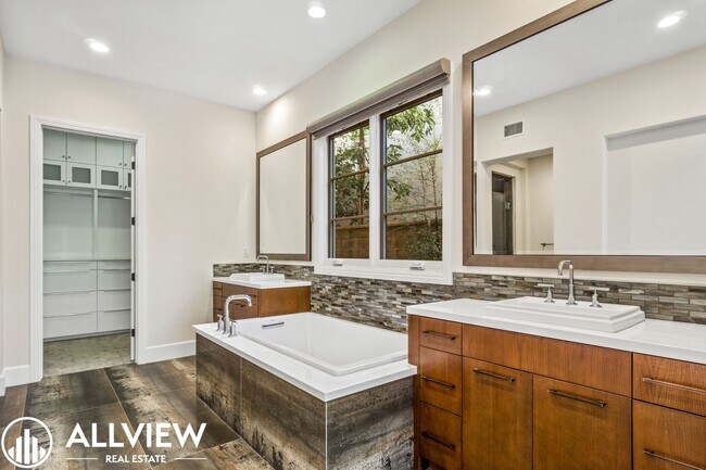 Building Photo - Luxurious and Rare 5 Bed 5.5 Bath Located ...