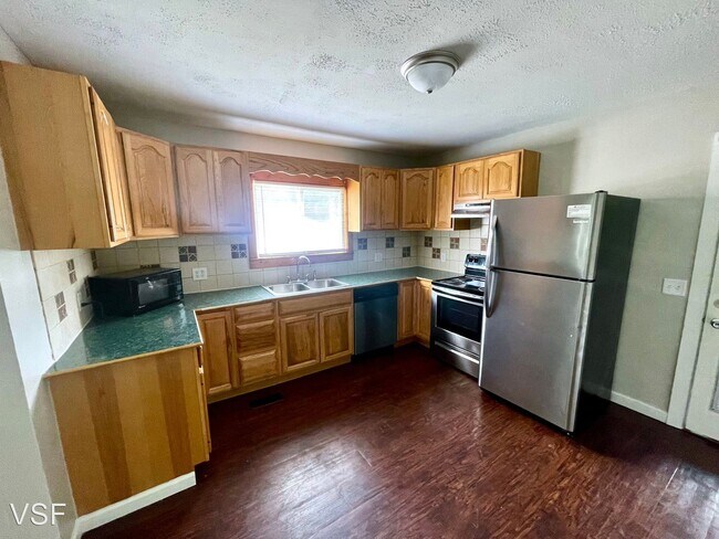 Building Photo - 3 br, 1 bath House - 328 Morehead St.