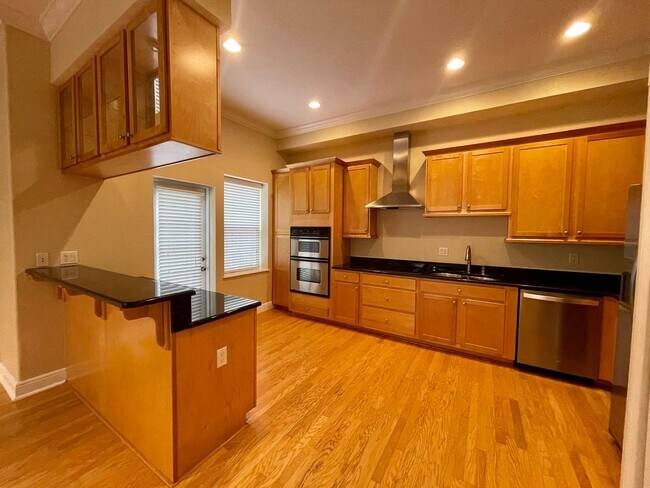 Building Photo - 3 Bed 2.5 Bath Townhouse in A+ location!