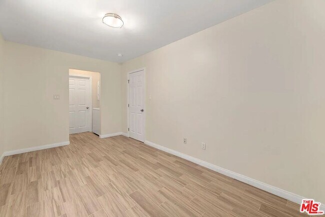 Building Photo - 5249 Satsuma Ave