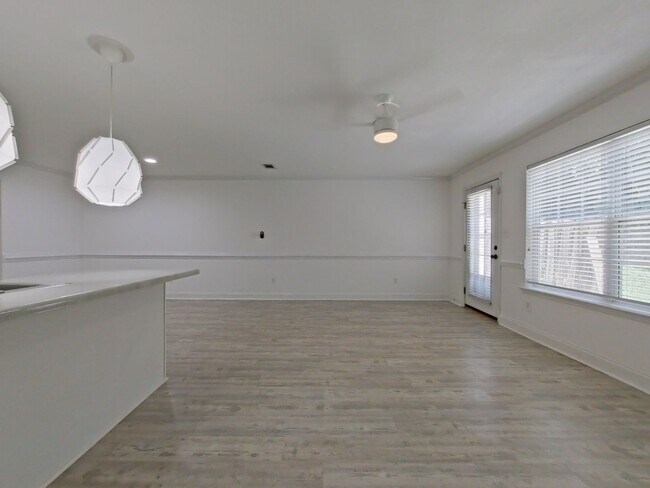 Building Photo - Available NOW- West Augusta Townhome with garage