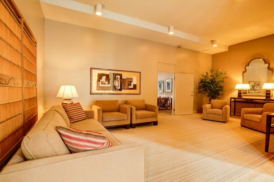 Community Living Room - 601 Belmont Ave E