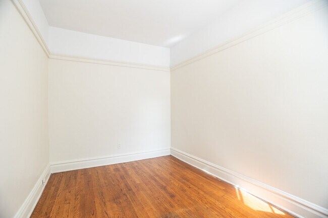 Building Photo - 1451 W Thome Ave