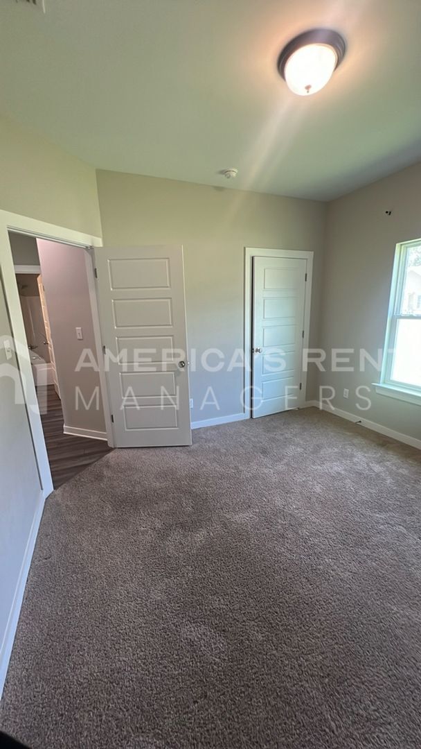 Building Photo - 306 Kennesaw Ave