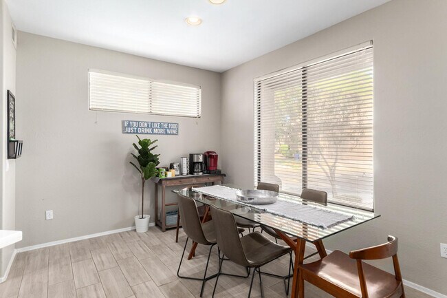 Building Photo - 705 W Queen Creek Rd