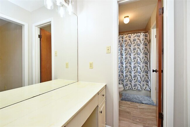 Building Photo - 1811 Laurel Oaks Dr