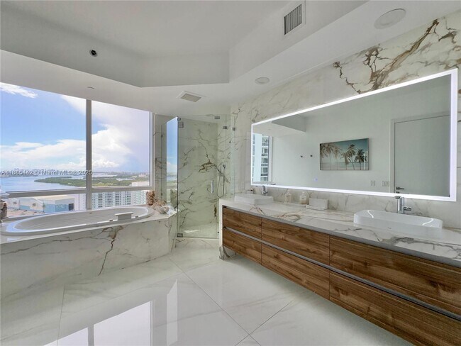 Building Photo - 15901 Collins Ave