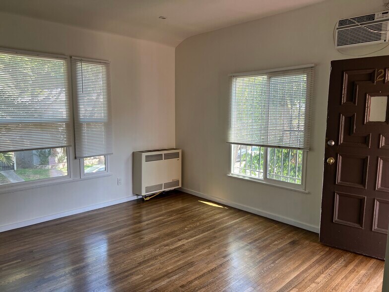 Building Photo - 1049 N Stanley Ave