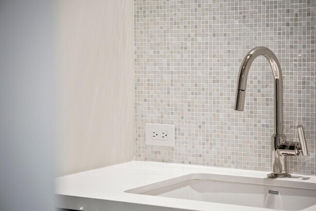 Building Photo - 6587 N Palmeraie Blvd