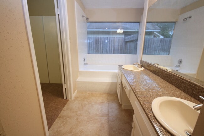 Building Photo - 15863 Meadow Village Dr