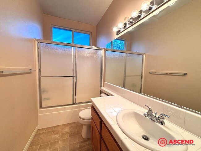 Building Photo - Lovely 5 Bedroom Home In River Oaks Area!