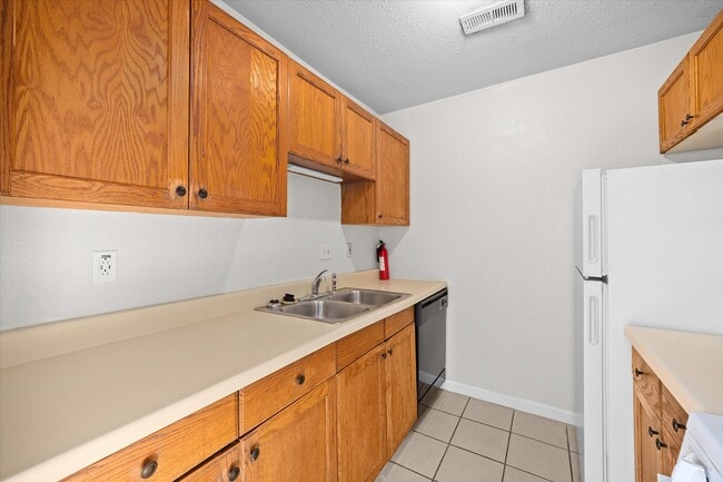 Building Photo - 2105 N Keebler Ave