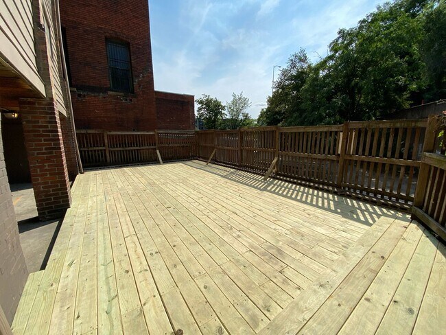 Building Photo - Stunning Three Bedroom on Bates St! Parkin...