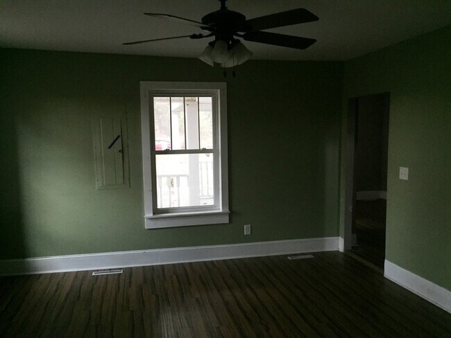 Building Photo - Charming townhouse convenient to downtown Concord!