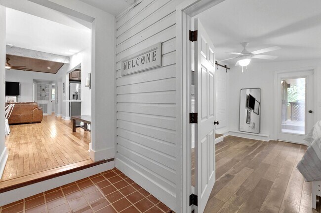 Building Photo - 3/2 House by TMH!! Available April!! fully furnished, 6 or 12 month lease available