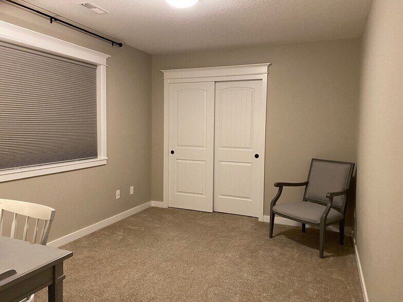Bedroom - 608 E Taylor Dr