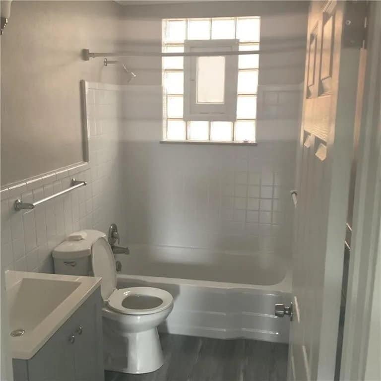 Building Photo - 1818 Plainview Ave