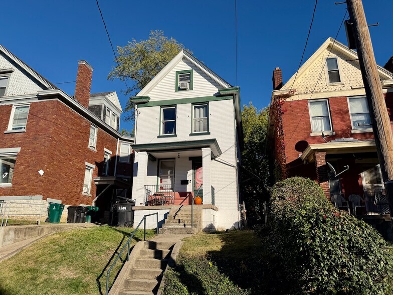 Primary Photo - 2346 Stratford Ave