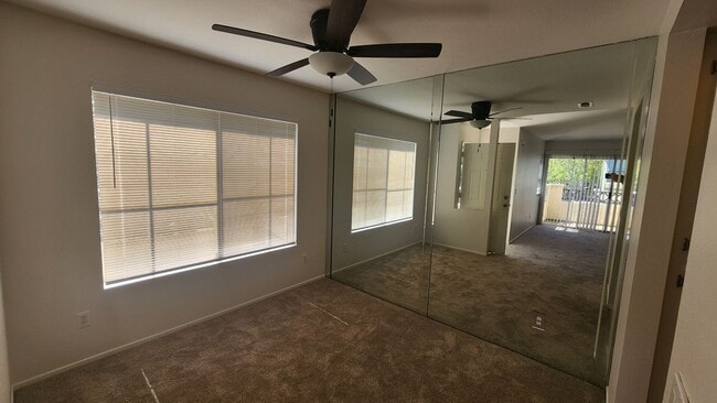 Building Photo - 2 Bedroom, 2 Bath Condo in Eastlake Shores