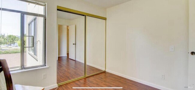 Building Photo - 22 Lakeview Ct